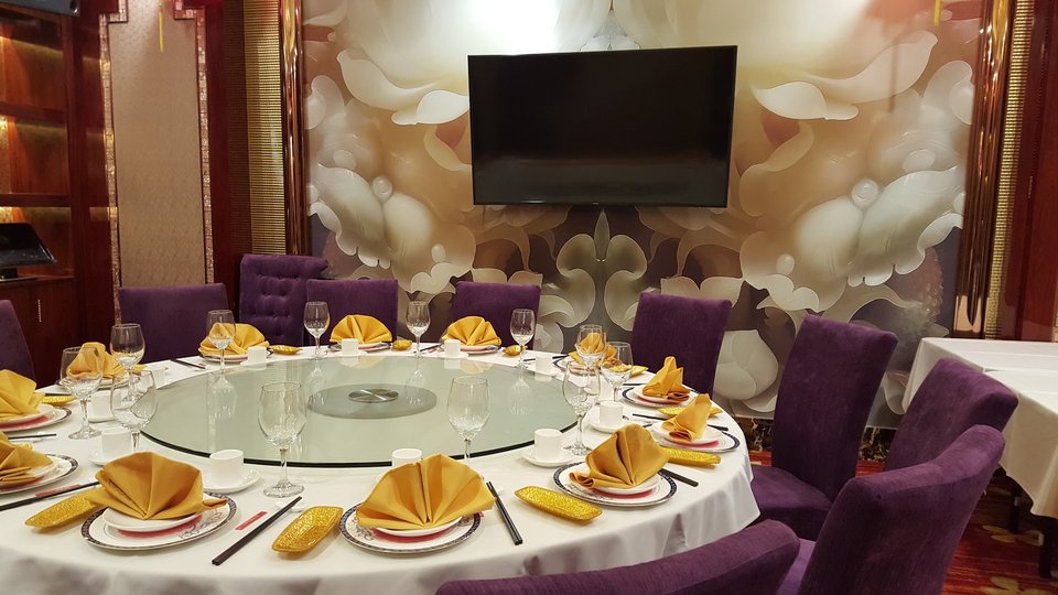 Casual interior with seating for groups.